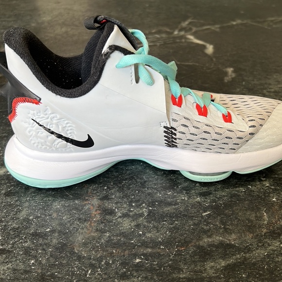 Mens nike witness basketball shoes.Slightly worn, minor parting on shoe toe. - Picture 3 of 5